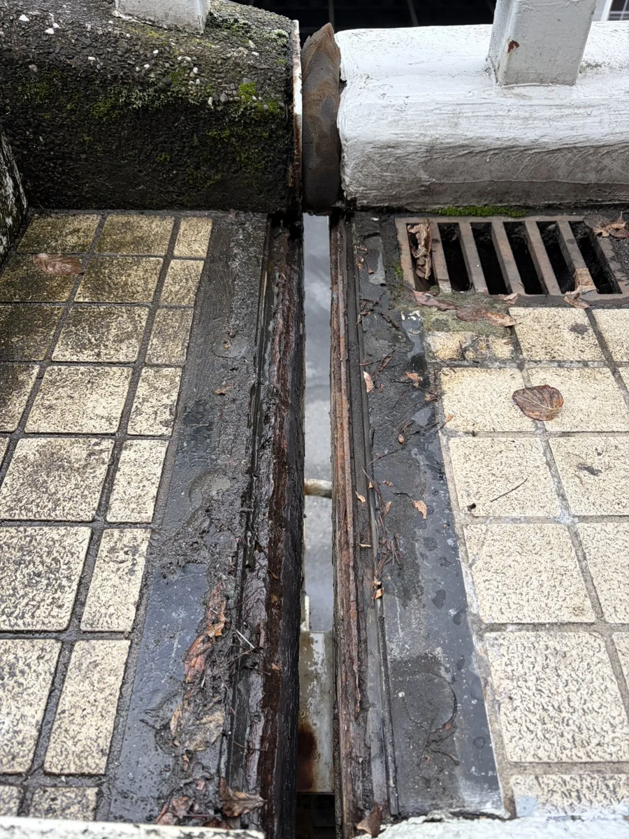 SMジョイント施工前の歩道橋伸縮装置（錆・汚れが付着した状態）
